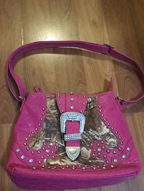 Realtree Pink Fuchsia Studded Buckle Shoulder Bag